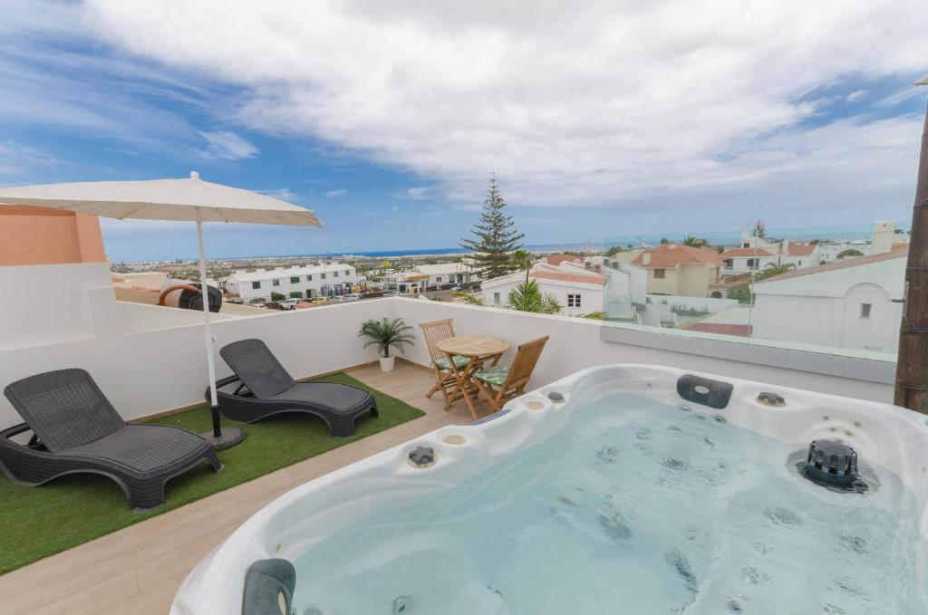 Bazén v ubytování Vv Sunny Holiday Villa Maspalomas nebo v jeho okolí