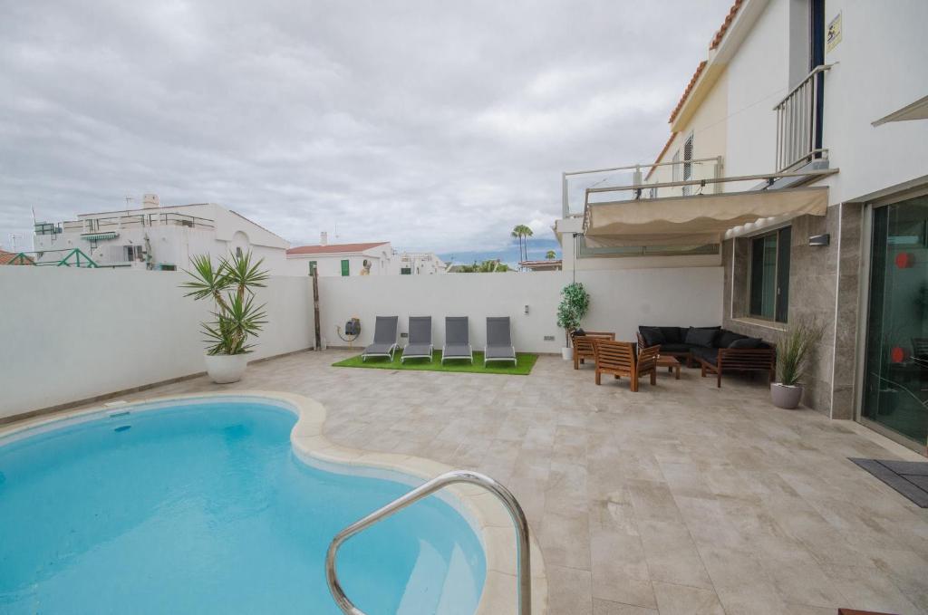 Bazén v ubytování Vv Sunny Holiday Villa Maspalomas nebo v jeho okolí