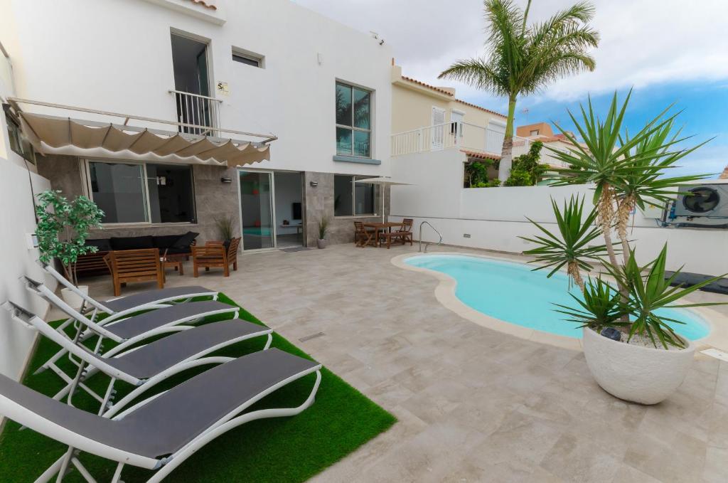 Bazén v ubytování Vv Sunny Holiday Villa Maspalomas nebo v jeho okolí