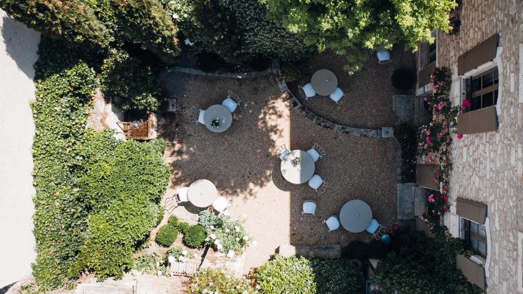 an overhead view of a patio with white tables and chairs at La Maison du Village in Saint-Rémy-de-Provence