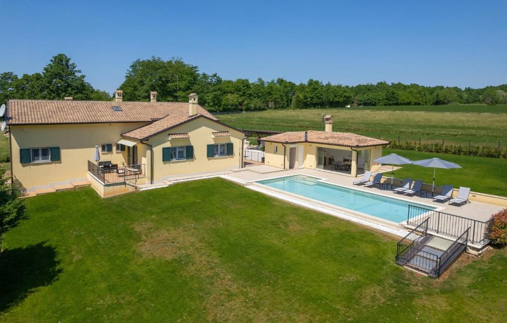 Πισίνα στο ή κοντά στο Holiday House Mateo with Private Pool