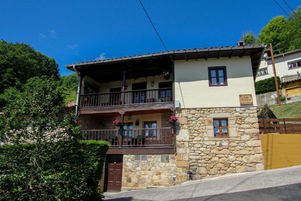 Casa de piedra con balcón en una colina en Apartamentos los Balcones de nieda 1 en Cangas de Onís