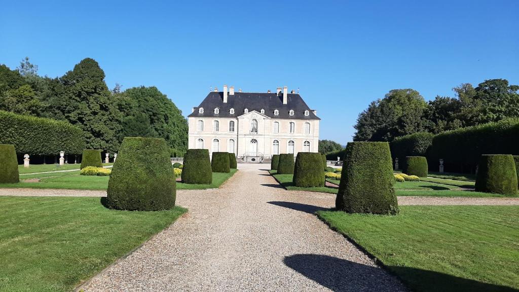 Gallery image of Le Parc aux Oiseaux in Le Mesnil-Simon