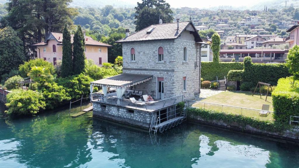 a house in the middle of a body of water at Villa Sofia in Sulzano