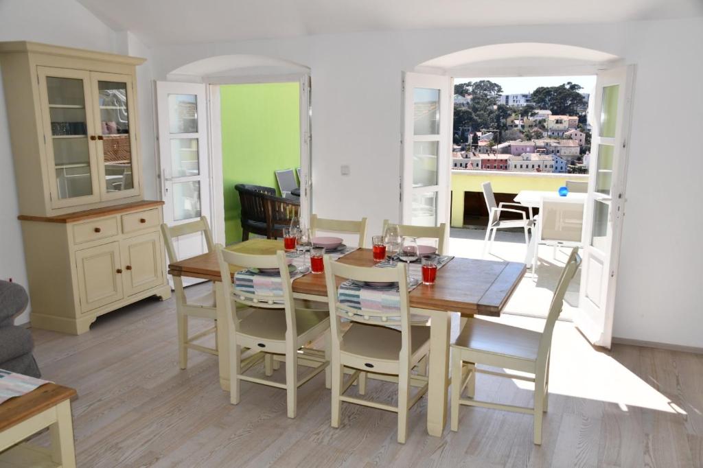 Fotografia z galérie ubytovania Spacious 2 storey apartment old town Mali Lošinj v Mali Lošinj