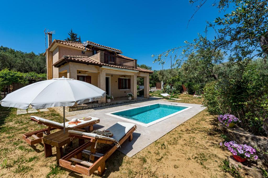Bazén v ubytování Casa Koukounaria nebo v jeho okolí