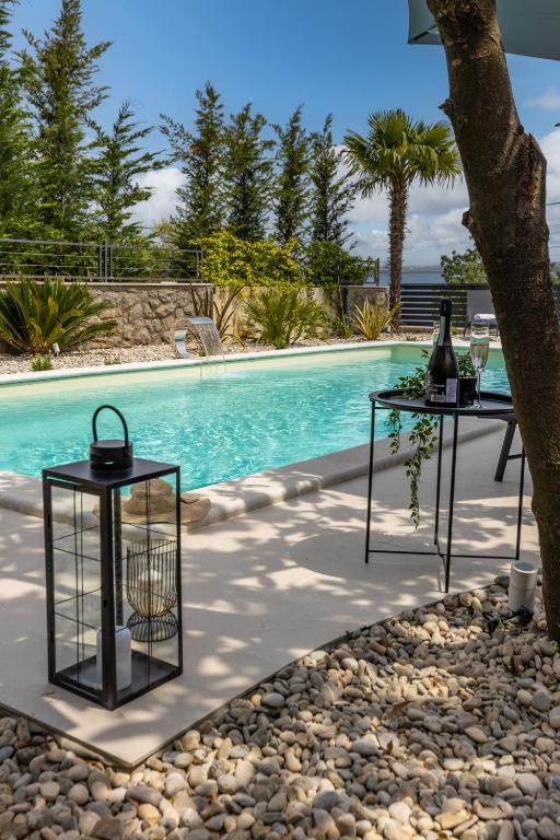 Bazén v ubytovaní Villa Adriatic, Apartment Rebecca with heated swimming pool, sew view, childrens playground alebo v jeho blízkosti