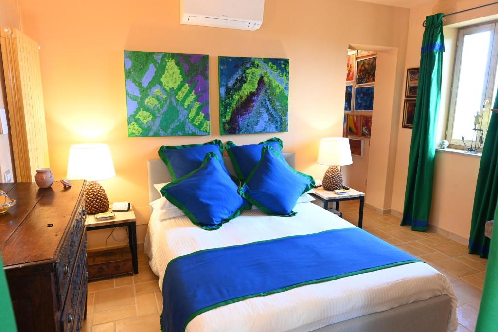 A bed or beds in a room at Mikipong