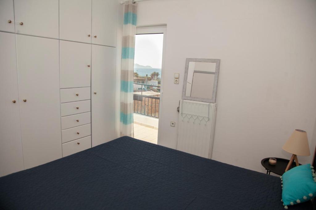 A bed or beds in a room at Meraki Beautiful apartment near the sea