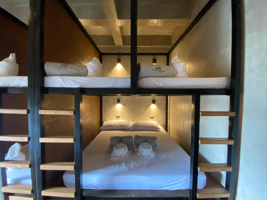 Postel nebo postele na pokoji v ubytování Shorebreak Hostel San Juan La Union