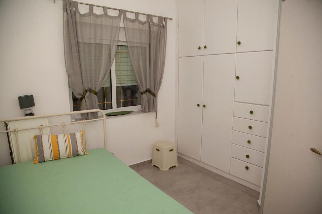 A bed or beds in a room at Meraki Beautiful apartment near the sea