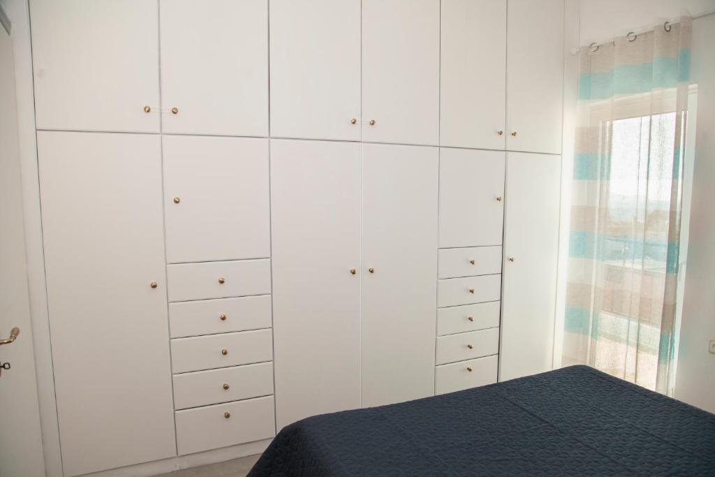 A bed or beds in a room at Meraki Beautiful apartment near the sea