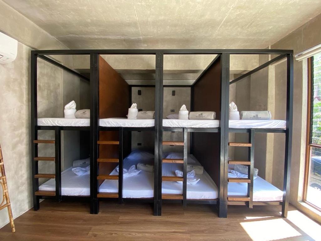 Postel nebo postele na pokoji v ubytování Shorebreak Hostel San Juan La Union