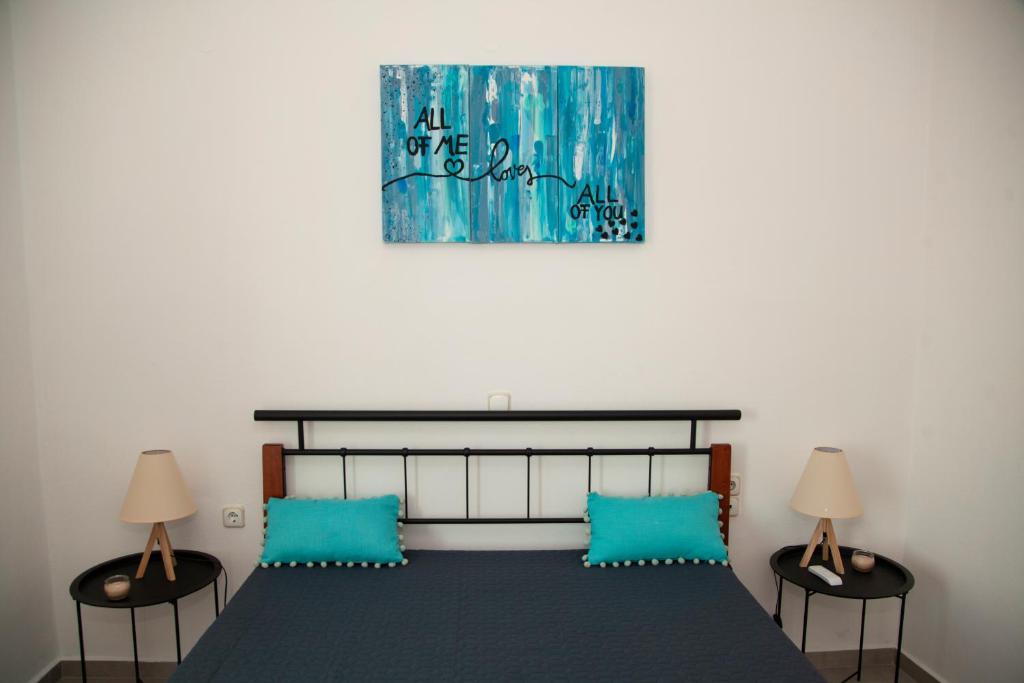 A bed or beds in a room at Meraki Beautiful apartment near the sea