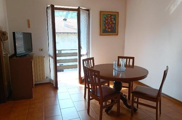 a dining room with a table and chairs and a television at Appartamento piario in Nasolino