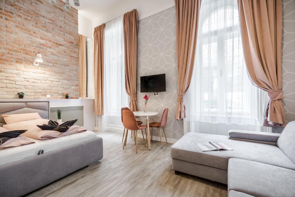 sala de estar con cama y sofá en ELISABETH 50 AIRCON DOWNTOWN APARTMENT, en Budapest