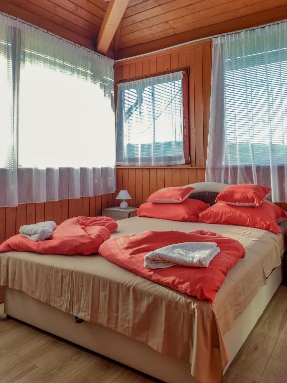 Posteľ alebo postele v izbe v ubytovaní Rózsapark Panoráma-apartman - maximum 4 fő részére