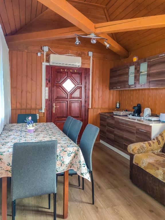 Posedenie v ubytovaní Rózsapark Panoráma-apartman - maximum 4 fő részére