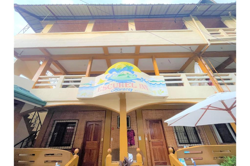 un edificio con un cartel para un restaurante de marisco en OYO 876 Escurel Inn Boracay en Boracay