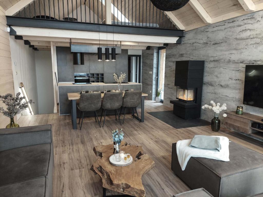 Televízia a/alebo spoločenská miestnosť v ubytovaní Wellness chalet Vénus