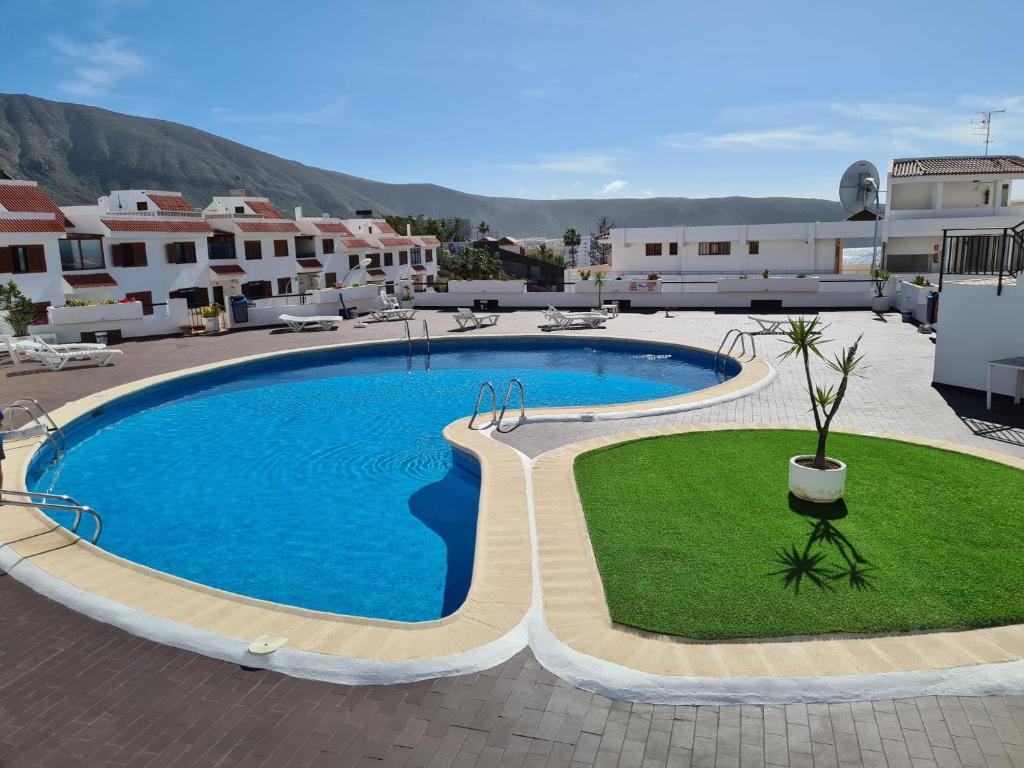 duży basen w środku ośrodka w obiekcie colina apartment w mieście Los Cristianos