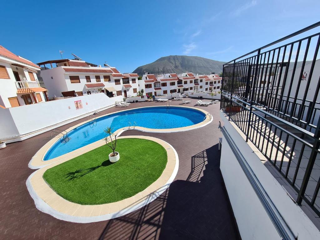 vista al mar de una piscina en un edificio en colina apartment en Los Cristianos