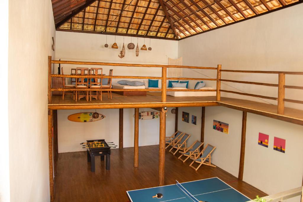 Uma ou mais camas em beliche em um quarto em Pousada Vila do Dengo