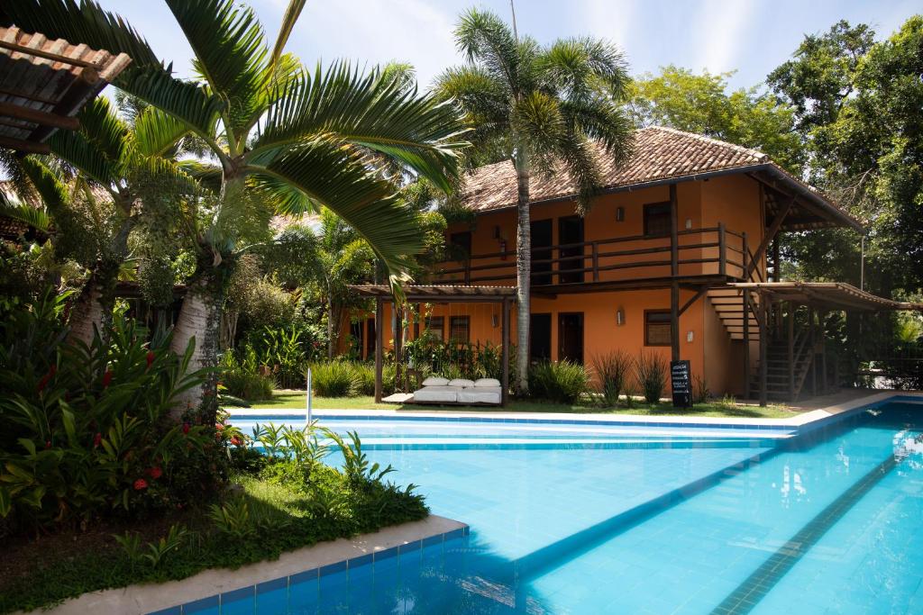 A piscina localizada em Pousada Vila do Dengo ou nos arredores