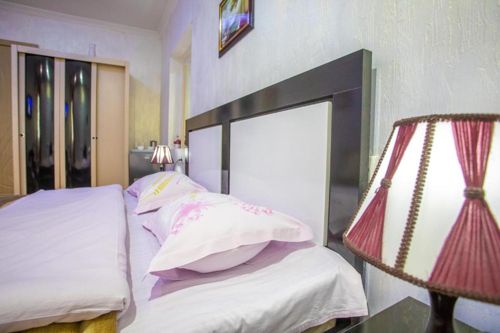 Postel nebo postele na pokoji v ubytování HOTEl MKUDRO