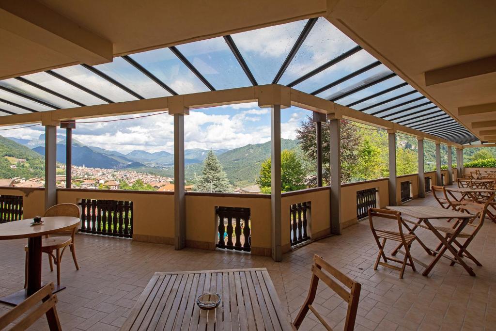 Nespecifikovaný výhled na hory nebo výhled na hory při pohledu z hostelu