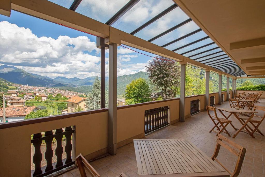 Nespecifikovaný výhled na hory nebo výhled na hory při pohledu z hostelu