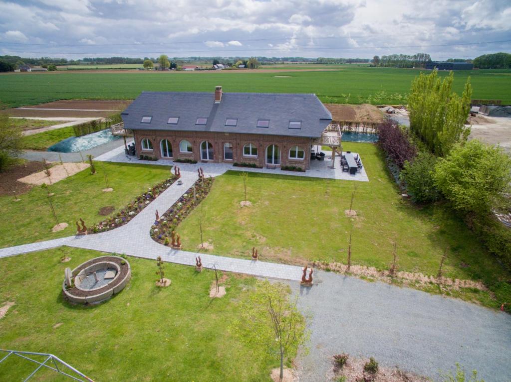 una vista aérea de una casa grande con patio en Le Domaine des Agapanthes - SPA en Épreville