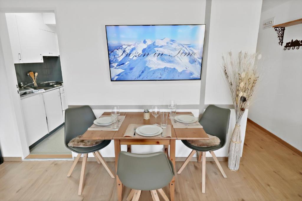 TV a/nebo společenská místnost v ubytování Nouveau studio avec vue imprenable sur la vallée