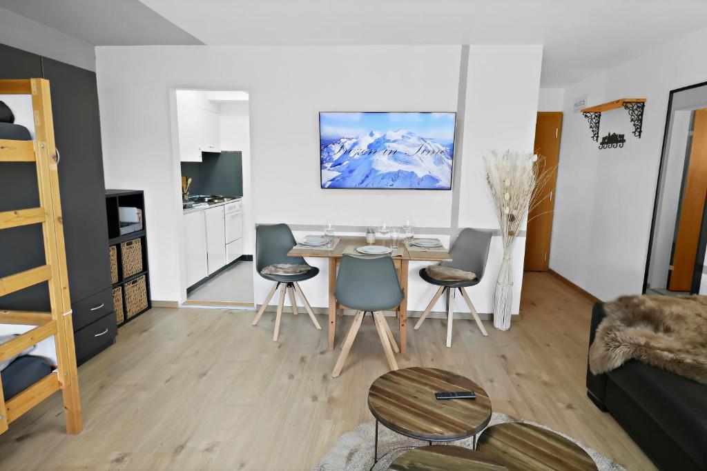 TV a/nebo společenská místnost v ubytování Nouveau studio avec vue imprenable sur la vallée