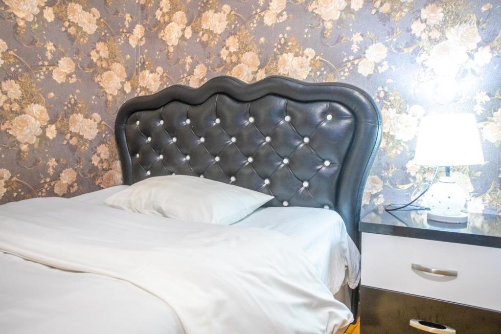 Postel nebo postele na pokoji v ubytování HOTEl MKUDRO