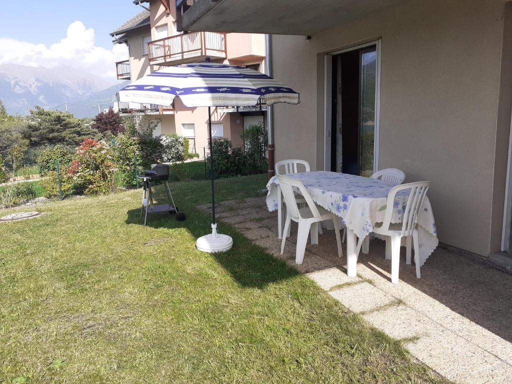 Vonkajšia záhrada v ubytovaní SAVINES LE LAC APPARTEMENT VUE SUR LE LAC