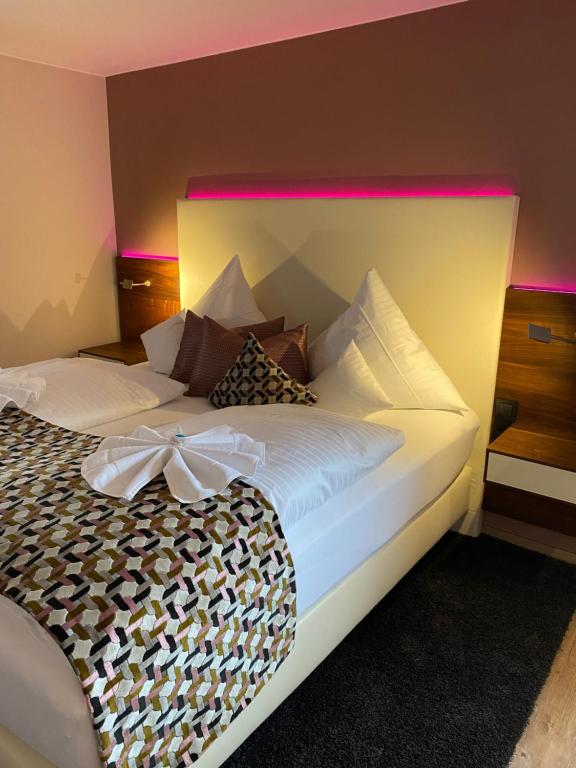 Postel nebo postele na pokoji v ubytování Hotel Restaurant Der Engel, Sasbachwalden