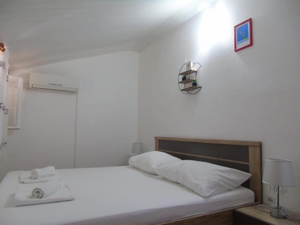 Postel nebo postele na pokoji v ubytování Peric Rooms