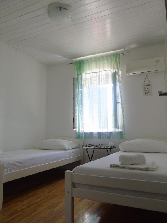 Postel nebo postele na pokoji v ubytování Peric Rooms