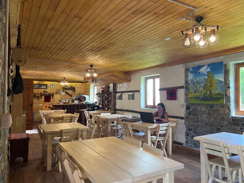 Restaurace v ubytování Shpella Guesthouse Theth