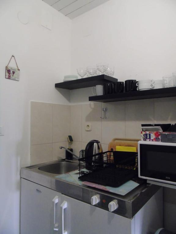 Kuchyň nebo kuchyňský kout v ubytování Peric Rooms
