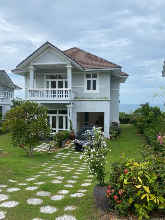 a house with a car parked in the yard at Sealinks Sea View Villa Mui ne Dragon in Ấp Phú Tịnh (2)
