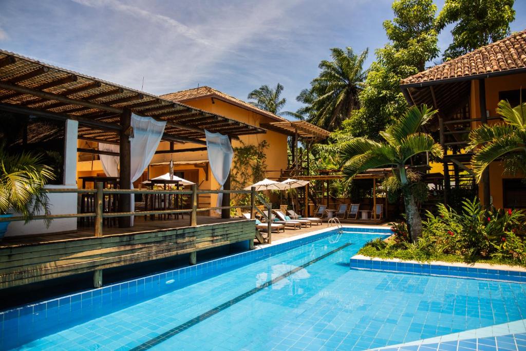 uma piscina em frente a uma casa em Pousada Vila do Dengo em Itacaré