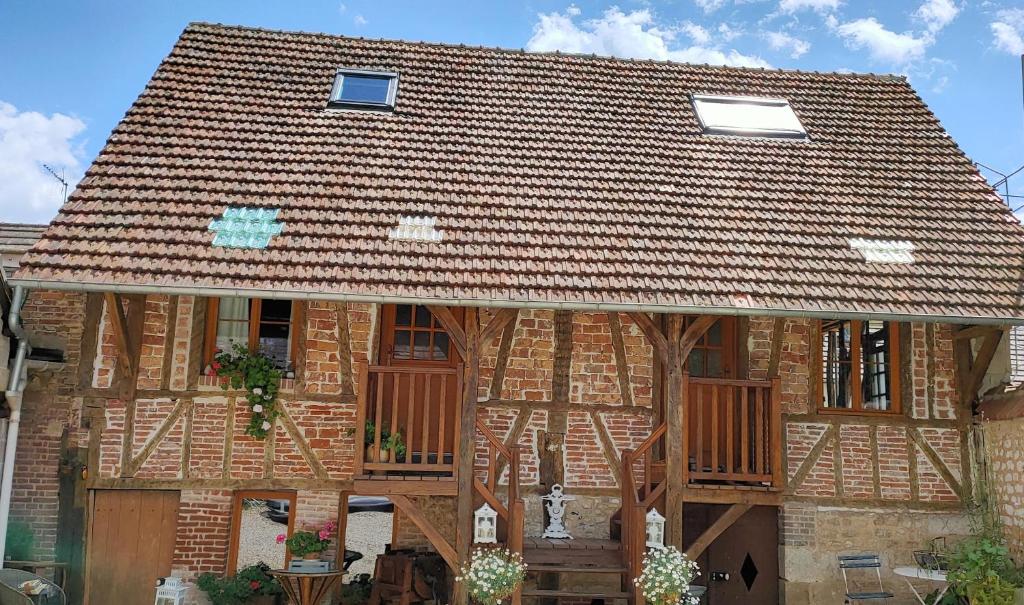 a brick house with a brown roof at Le Gite de Lili in Acquigny