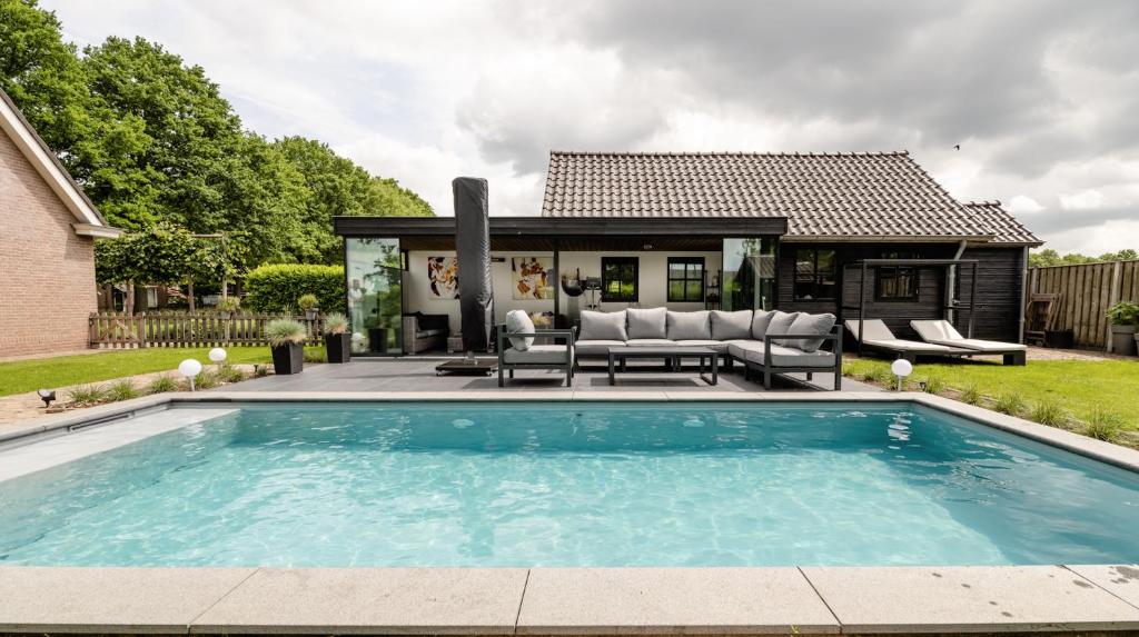 una piscina nel cortile di una casa di Brabants Genieten a Kaatsheuvel