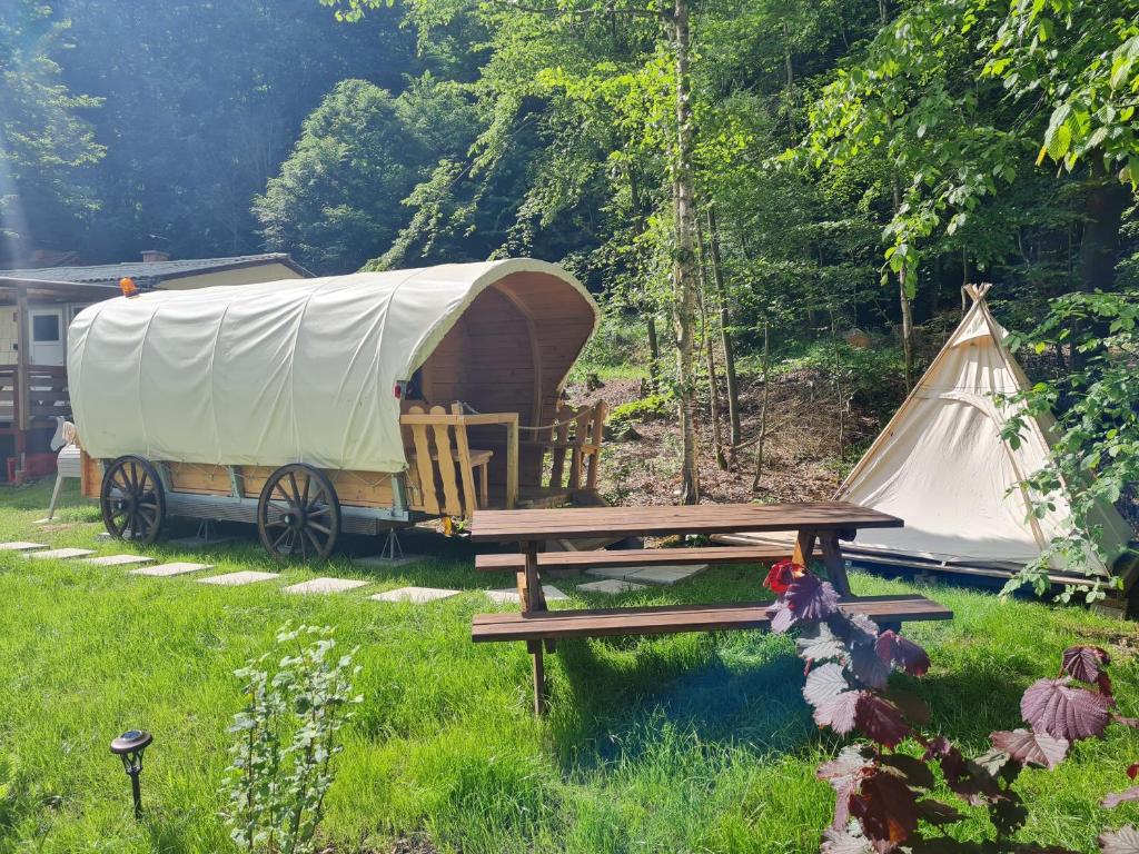 a tent and a picnic table and a teepee at Little Ranch am Badesee in Urnshausen