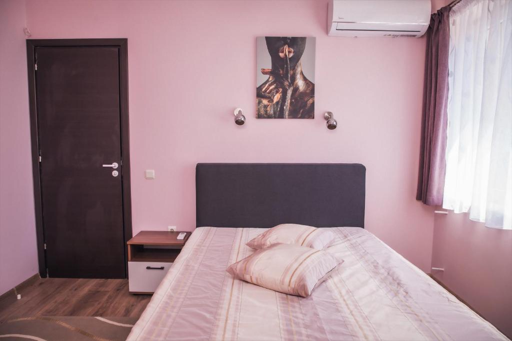 Postel nebo postele na pokoji v ubytování Bright apartment for 5 guests with free parking