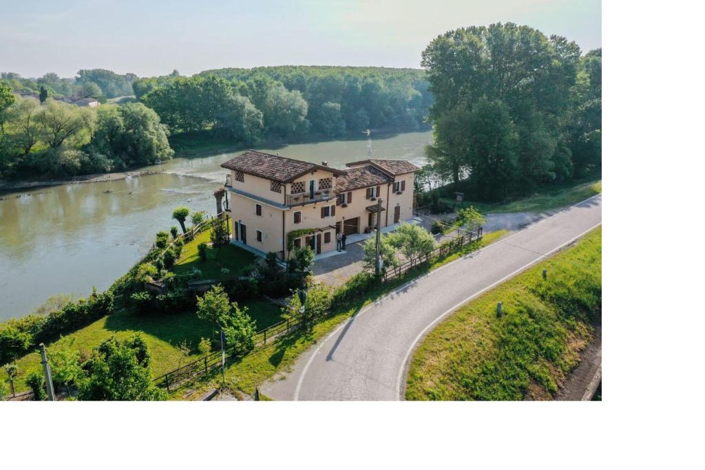 - une vue aérienne sur une maison à côté d'une rivière dans l'établissement B&B La Casa sul Fiume, à San Martino dallʼ Argine