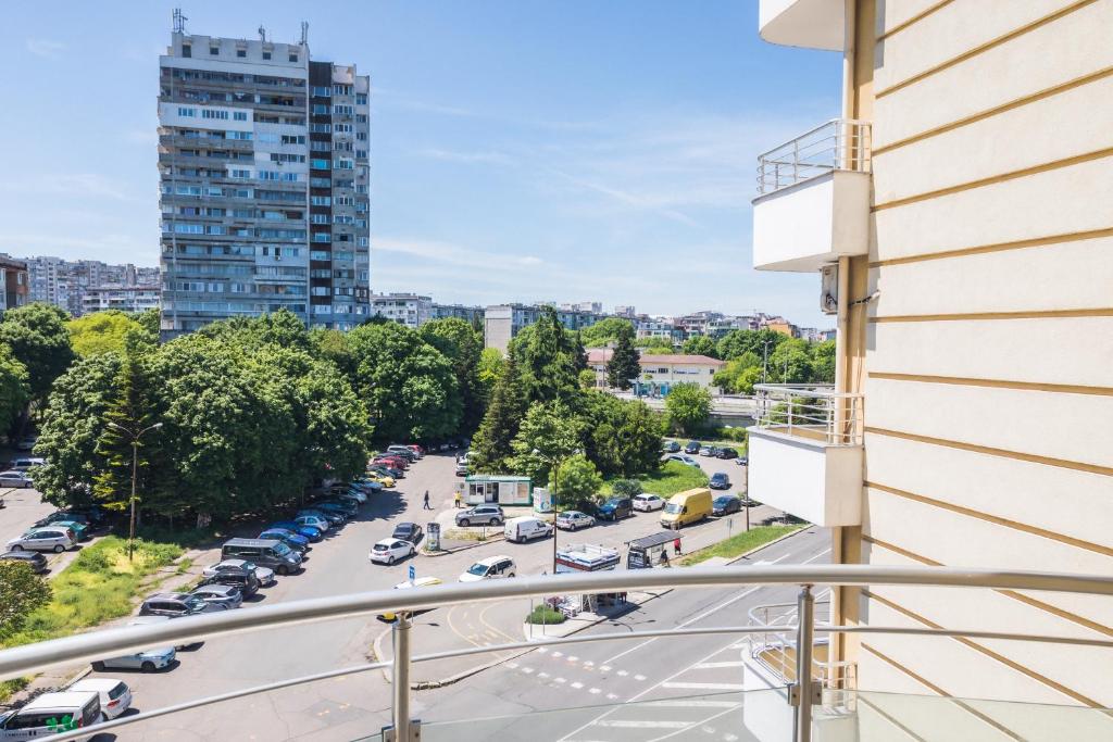 een balkon met uitzicht op een stadsstraat bij Bright apartment for 5 guests with free parking in Boergas