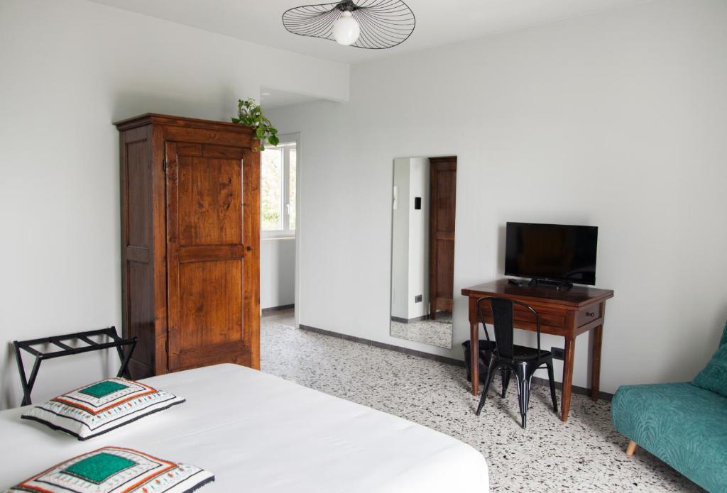 TV a/nebo společenská místnost v ubytování Moncrivel Rooms & Relax